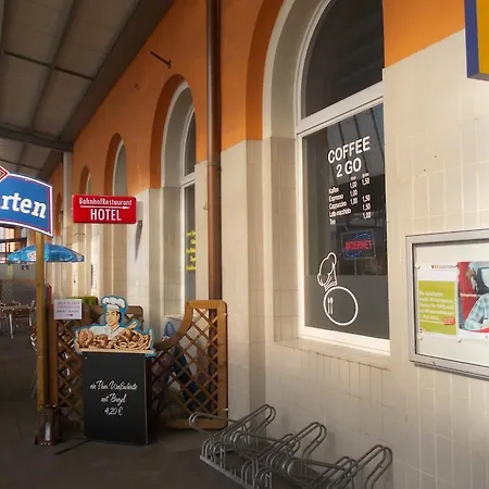 Im Bahnhof